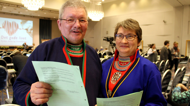 Dagleg leiar i Sørsamisk kyrkjelyd, Monica Kappfjell og leiar i soknerådet, Sigfred Jåma var glade over det samrøystes vedtaket på Kyrkjemøtet i Trondheim 14. april.