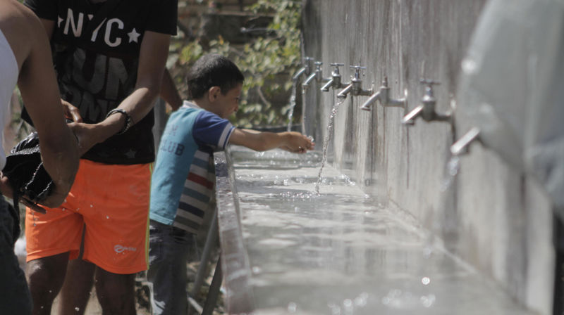 Kirkens Nødhjelp hjelper mennesker på flukt fra krig og nød. Organisasjonen sørger blant annet for forsyninger av rent vann, her i Serbia. Foto: ACT Alliance.