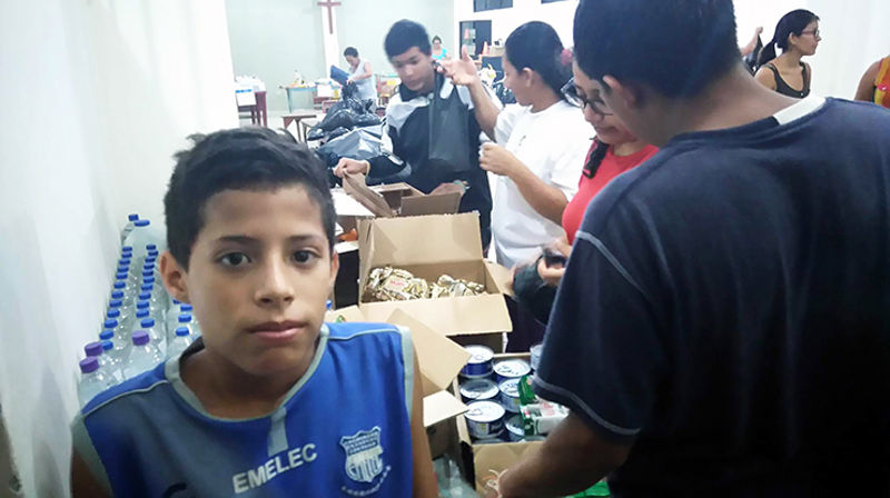 Freddy i Ecuador reddet livet sammen med familien, men hjemmet og byen han bodde i er helt ødelagt av skjelvet. (Foto: Normisjon)