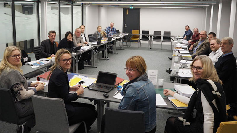 Fra sluttføringen av forhandlingene 29. november. Organisasjonene som er representert på bildet: KA, Presteforeningen, Fagforbundet, Utdanningsforbundet, Akademikerne, MFO, Samfunnsviterne, Delta, Diakonforbundet, Akademikerforbundet, KUFO og Parat.