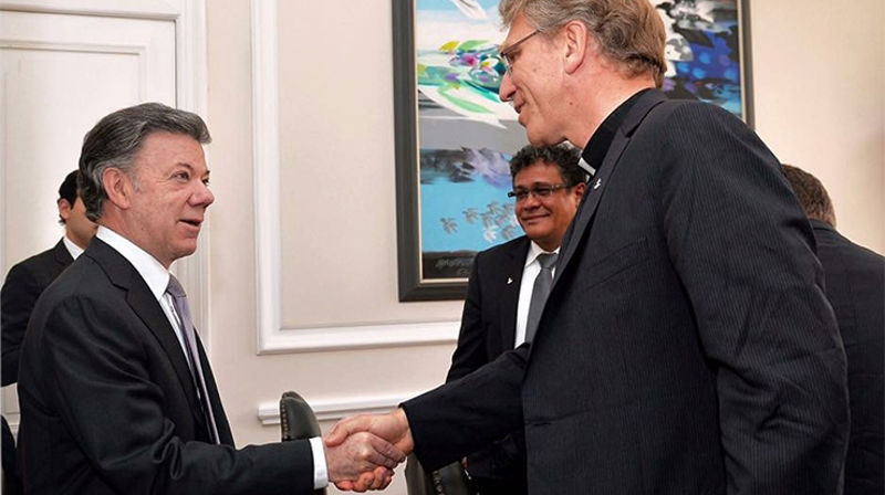 Generalsekretær i Kirkenes verdensråd, Olav Fykse Tveit, møtte den colombianske presidenten Juan Manuel Santos i Bogota i september 2015. (© Cesar Carrion/SIG)