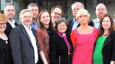 Kristin Gunleiksrud Raaum (rød kjole) sammen med Kirkerådets medlemmer på Kirkemøtet i april i år.