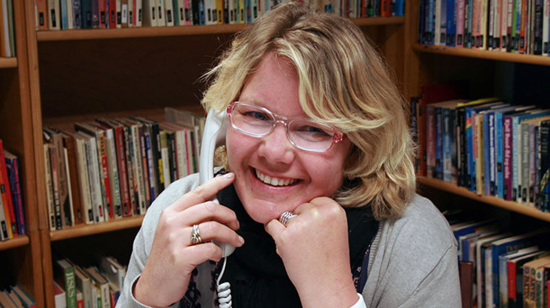 Stadig flere lesehemmede låner lydbøker via internett, men biblioteksjef Heidi Vestbye i KABB har likevel hendene fulle med å gi lånere personlig veiledning. (Foto: Kari Undeland)