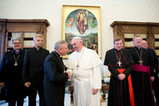 Pave Frans hilser på lederne i Det lutherske verdensforbund, biskop Munib Younan og Martin Junge (t.v). Foto: Vatikanet