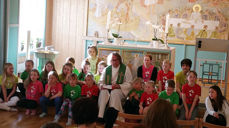Sokneprest Leif Magne Helgesen i Svalbard kirke under dialogprekenen med blant andre barna i Polargospel. (Foto: Helge Nilsen)