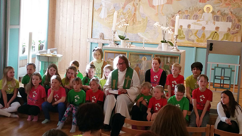 Sokneprest Leif Magne Helgesen i Svalbard kirke under dialogprekenen med blant andre barna i Polargospel. (Foto: Helge Nilsen)