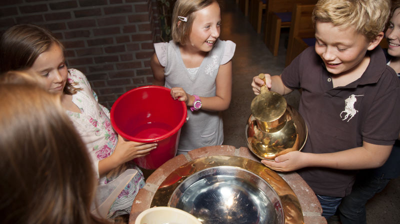 I Åssiden kyrkje i Drammen lærer dei om dåp. (Foto: Eivor Eriksen)