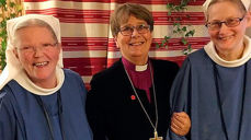 Søster Eva (til venstre) og søster Magnhild sammen med biskop Solveig Fiske. (Foto: Hamar bispedømme)