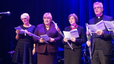 Opp på scenen for å synge "Gud er en borg", fra venstre Raaum, Solberg, Byfuglien og Junge. (Foto: Kirkerådet)