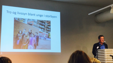 KIFO-forsker Pål Ketil Botvar presenterte undersøkelsen på Litteraturhuset 11. september. (Foto: Kirkerådet)