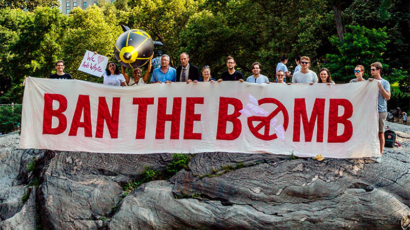 Demonstranter fra ICAN (International Campaign to Abolish Nuclear Weapons) i New York’s Central Park forrige uke. (Foto: ICAN)