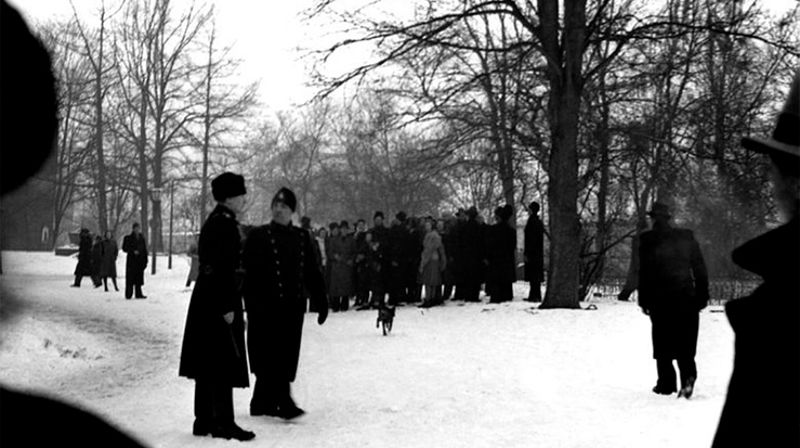 Nidarosdomen stenges i forbindelse med Statsakten på Akershus (1942). (Foto: Svein Andreassen/Trondheim byarkiv)