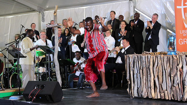 Åpningsgudstjenesten på generalforsamlingen i Windhoek manglet ikke afrikanske rytmer.