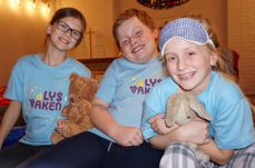 Viktoria Wahlberg Norman, Håkon Gudjonsson og Christine Aarsland Navestad var blant de 16 barna som overnattet i Gressvik kirke, og lærte kirkelyden å synge Lys våken-sangen under gudstjenesten dagen etter. (Foto: Per Helge Seglsten)