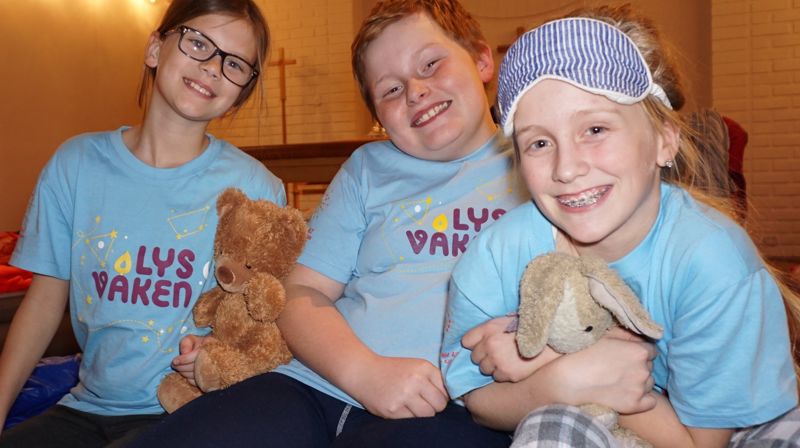 Viktoria Wahlberg Norman, Håkon Gudjonsson og Christine Aarsland Navestad var blant de 16 barna som overnattet i Gressvik kirke, og lærte kirkelyden å synge Lys våken-sangen under gudstjenesten dagen etter. (Foto: Per Helge Seglsten)
