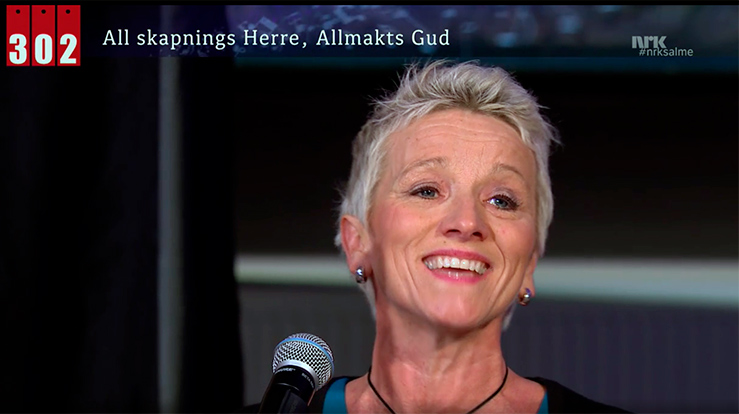 Skjermkopi fra NRK’s "Salmeboka minutt for minutt" - Salmen fremføres av gruppen Vadested med Siri Nordli Leirvik som solist.