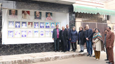 Samling foran minnesmerke for ofrene i Youhanabad. (Foto: Kirkens Nødhjelp)