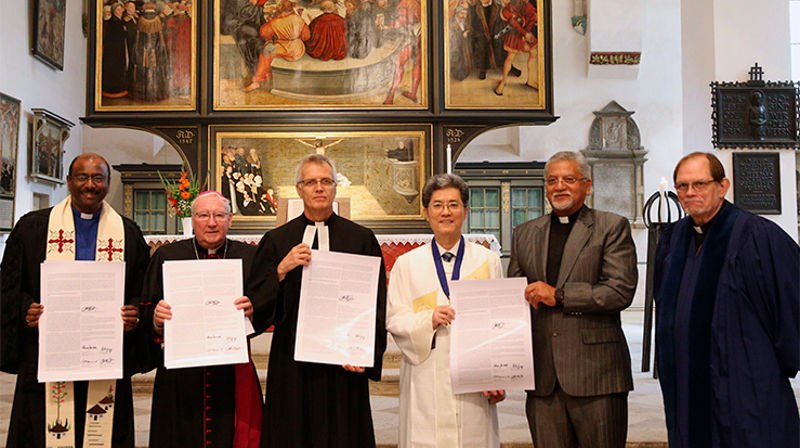 Fra venstre: Dr. Jerry Pillay, president i De reformerte kirkenes verdensforbund, biskop Brian Farrell, sekretær for Den romersk-katolske kirkes råd for fremme av kristen enhet, Dr, Martin Junge, generalsekretær i Det lutherske verdensforbund, Dr. Park Jong-chun, president i Metodistkirkenes verdensråd, biskop Ivan Abrahams, generalsekretær i Metodistkirkenes verdensråd og Chris Ferguson, generalsekretær i De reformerte kirkenes verdensforbund, (Foto: WCRC / Anna Siggelkow)