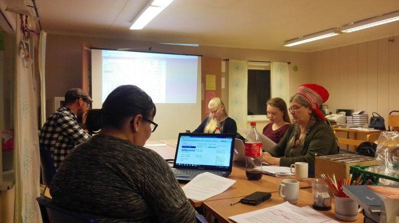 Her jobbes det intenst i Kautokeino med de utvalgte tekstene i stadig mer moderne samisk språkdrakt. (Foto: Samisk kirkeråd)