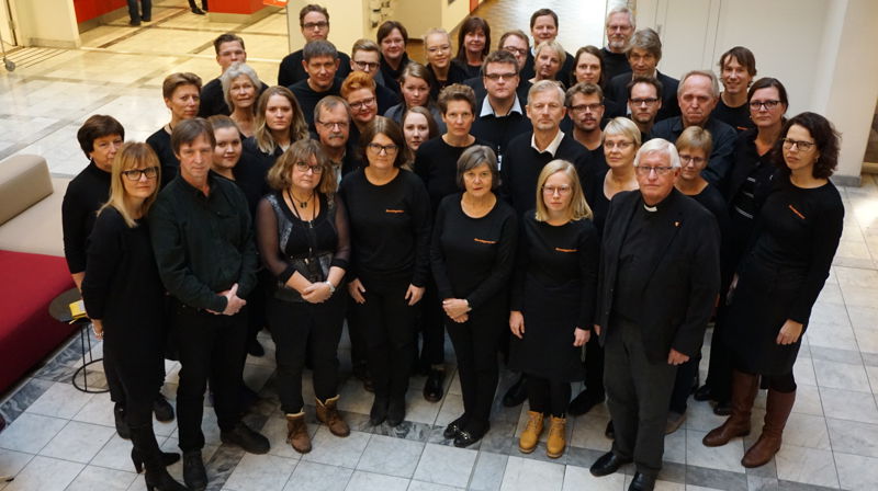 Et knippe ansatte og besøkende på Kirkens hus i Oslo, i svart i anledning torsdagen. (Foto: Kirkerådet)