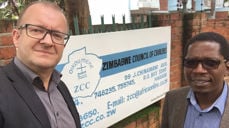 Mellomkirkelig råds Einar Tjelle sammen med generalsekretær i Det økumeniske kirkerådet i Zimbabwe, Kenneth Mtata. (Foto: Kirkerådet)