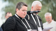 Kristine Sandmæl, leder i Mellomkirkelig råd ber fredsbønn langs Donau i Novi Sad, Serbia. (Foto: Albin Hillert/KEK)