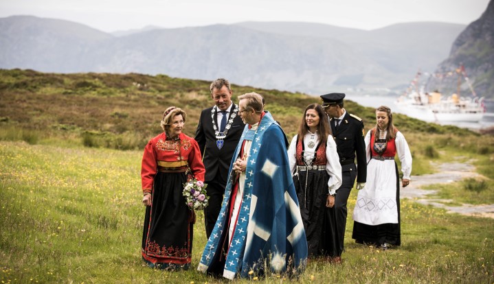 Dronning Sonja i samtale med biskop Halvor Nordhaug ved Selje kloster i Sogn og Fjordane. Foto: Bjørgvin bispedøme / fotograf Magnus Skrede
