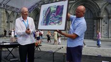 Prisen ble overrakt av Kjell Yngve Riise, til Tor Sørby, daglig leder i Moss menighet. (Foto: Kirkerådet)