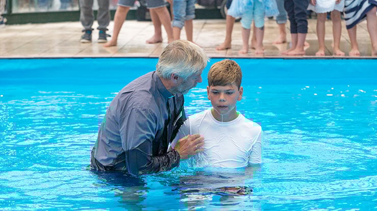 Ble døpt på menighetstur