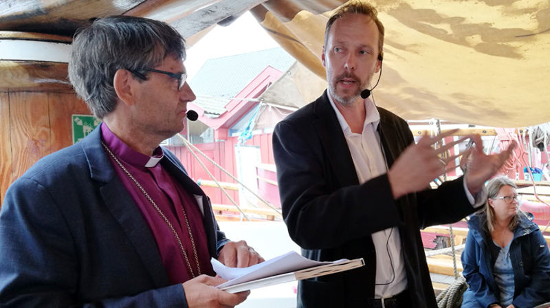 Biskop Stein Reinertsen og forfatter Gaute Heivoll samtalte om «dødssynder» om bord på Kirkeskipet under Arendalsuka.