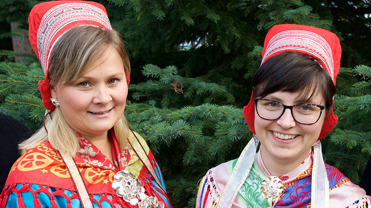 Lederen i Samisk kirkeråd, Sara Ellen Anne Eira (til venstre) og rådets generalsekretær, Risten Turi Aleksandersen