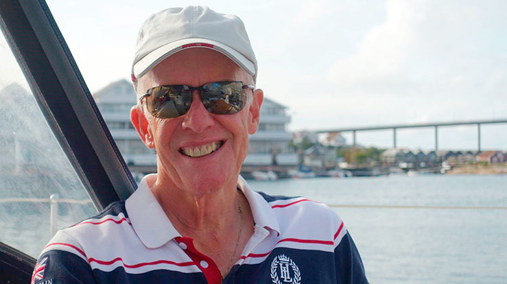 Bjørn Sølvsberg er frivillig kirketjener i Holmlia kirke. (Foto: privat)