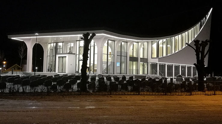 En afghansk familie har sittet i kirkeasyl i Hønefoss kirke siden mars i år. (Foto: Roar Olsen)