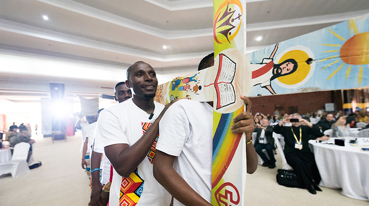 Korsbæring i det internasjonale og økumeniske fellesskapet i Arusha. (Foto: Albin Hillert, Kirkenes verdensråd)