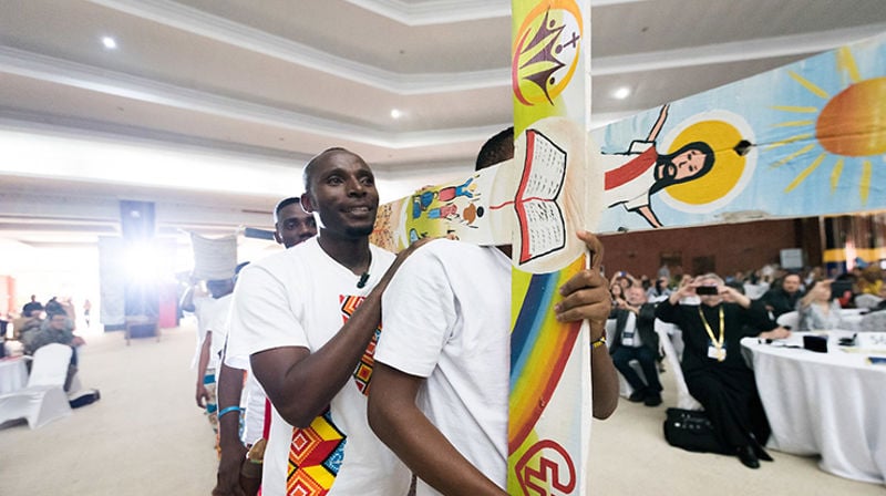 Korsbæring i det internasjonale og økumeniske fellesskapet i Arusha. (Foto: Albin Hillert, Kirkenes verdensråd)