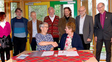 Rektor ved VID Ingunn Moser og direktør i Kirkerådet Ingrid Vad Nilsen signerte avtalen om virksomhetsoverdragelse. På bildet, fra venstre: Terese Bue Kessel, Roald Kristiansen, Espen Dahl,  Ingunn Moser, Kjell Magne Mælen, Tomas Sundnes Drønen, Ingrid Vad Nilsen, Bernd Krupka, og biskop Olav Øygard, styreleder, Kirkelig utdanningssenter nord. (Foto: Stine Solli Teigen)