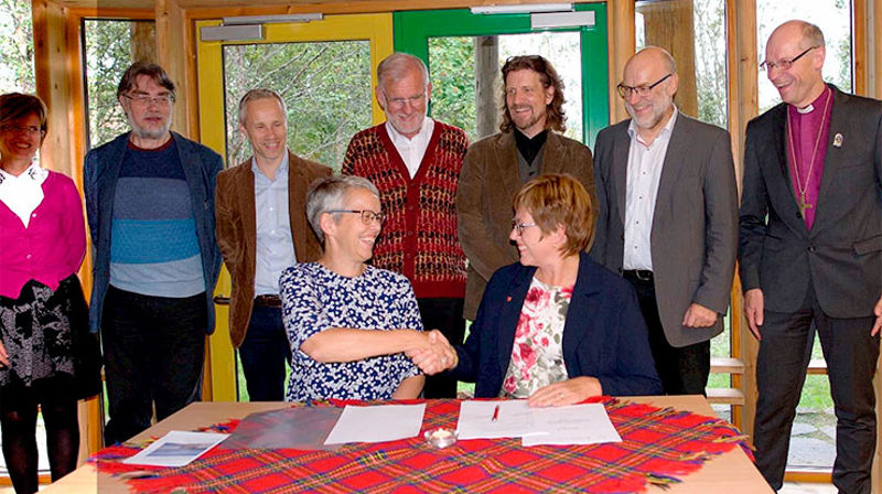 Rektor ved VID Ingunn Moser og direktør i Kirkerådet Ingrid Vad Nilsen signerte avtalen om virksomhetsoverdragelse. På bildet, fra venstre: Terese Bue Kessel, Roald Kristiansen, Espen Dahl,  Ingunn Moser, Kjell Magne Mælen, Tomas Sundnes Drønen, Ingrid Vad Nilsen, Bernd Krupka, og biskop Olav Øygard, styreleder, Kirkelig utdanningssenter nord. (Foto: Stine Solli Teigen)