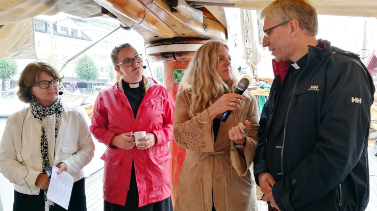 Mellomkirkelig råds generalsekretær, Berit Hagen Agøy (til venstre) ledet samtalen mellom sokneprest, Marianne Brækken, generalsekretær i Krf, Hilde Frafjord Johnsen og generalsekretær i Kirkenes verdensråd, Olav Fykse Tveit.