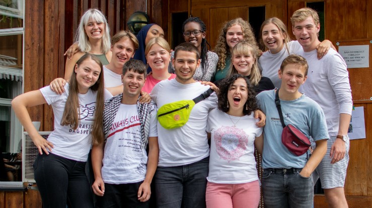 Hovedkomiteen til OD og to palestinske gjester. Bak f.v: Hannah Mørtl, Saida Tufa, Sandra Butoyi, Maria Kårstad Sunde, Marthe Haukås Bakke, Elias Lont. Midten f.v: Jens Øygarden Ingebrigtsen, Frida Jøraholmen Andresen (OD-leder), Thea Leirvik. Foran f.v: Siril Ræstad, Mohammed Al Saada (East Jerusalem YMCA), Viktor da Silva, Amany Abuawad (YWCA Palestine), Sigurd Norderval.  Hovedkomiteen består av 12 ungdommer som alle tidligere har vært engasjert i OD og som gjennom hele høsten jobber frivillig på hovedkontoret frem mot årets OD-dag, 1. november. De jobber med årets aksjon og følger opp alle distriktene. Foto: Operasjon Dagsverk.