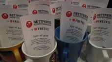 Fretex-kopper til odel og eie til konferansedeltakerne, ikke tilfeldig på en dag som denne. (Foto: Kirkerådet)