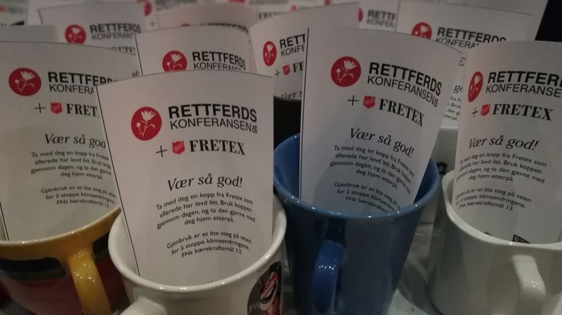 Fretex-kopper til odel og eie til konferansedeltakerne, ikke tilfeldig på en dag som denne. (Foto: Kirkerådet)