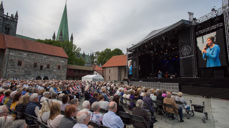 Salmekveld med ulike artister, her er det Marthe Wang som er på scenen i Borggården (Foto: Tormod Kjendsli/Olavsfestdagene)