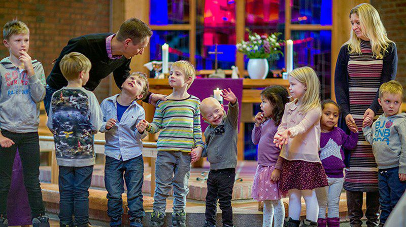 Barn i Sofiemyr kirke. (Foto: Bo Mathisen)