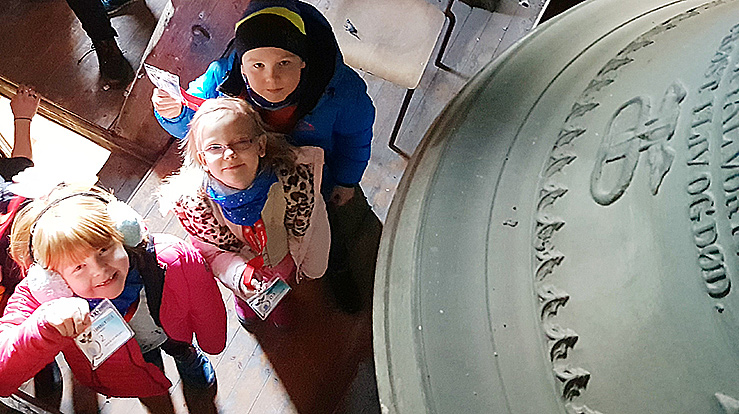 Victoria, Sofie og Matthäus nådde helt til topps i Sarpsborg kirke. - Det var litt skummelt å gå i de bratte trappene, innrømmer Matthäus. - Men jeg turte det!