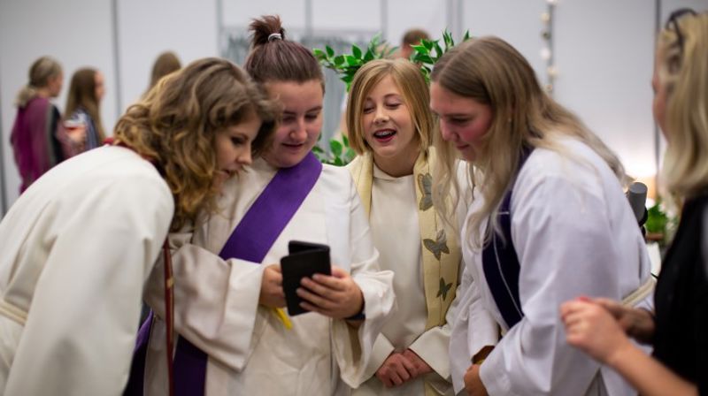 Fire venninner fra Stjørdal fikk prøve alba og stola i U25-loungen på Trosopplæringskonferansen 17. oktober 2018 på The Qube ved Gardermoen.