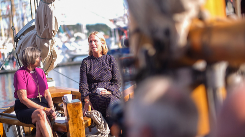 Preses Helga Haugland Byfuglien og barneombud Inga Bejer Engh i samtale på Kirkeskipet på Arendalsuka. Tekst og foto: Heidi Olsen.