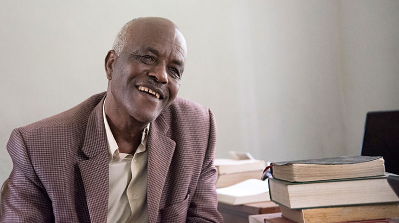 Belete Lorisso har arbeidet med bibeloversettelsen til hadiyya-språket i tjueni år. (Foto: bibel.no - Bibelselskapet)