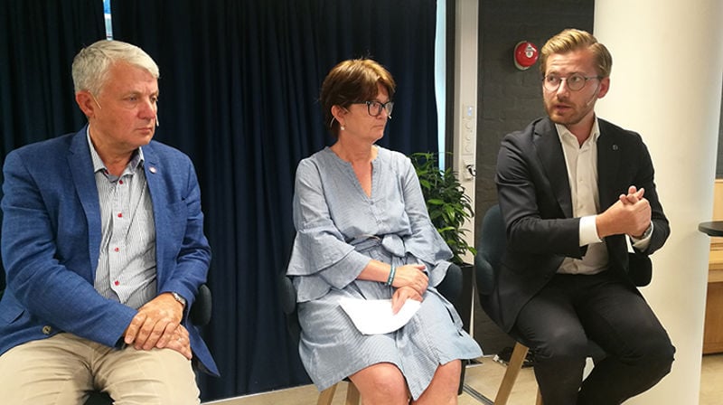 Fra samtale på Olavsfest, fra venstre Dagfinn Høybråten, Berit Hagen Agøy og Sveinung Rotevatn. (Foto: Kirkerådet)