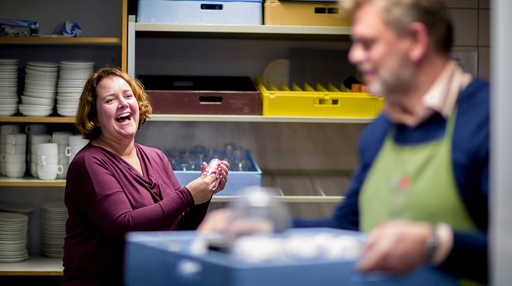 Titusener av mennesker bidrar frivillig i Den norske kirke hver uke. Her forberedes kirkekaffen i Sofiemyr kirke i Borg bispedømme. Foto: Bo Mathisen, Kirkerådet