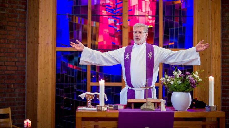 Sokneprest Dag Høyem under en gudstjeneste i Greverud kirke i Nordre Follo prosti. Kirken ligger i Oppegård kommune og Borg bispedømme. Foto: Kirkerådet